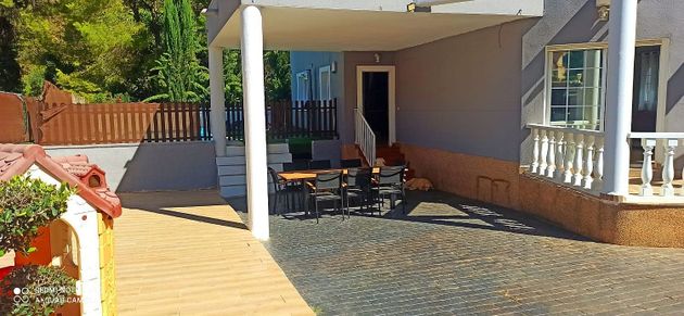 Foto 2 de Venta de chalet en Godelleta de 4 habitaciones con terraza y piscina