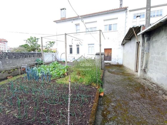 Foto 1 de Chalet en venta en Piñeiros- Freixeiro de 4 habitaciones con jardín y calefacción