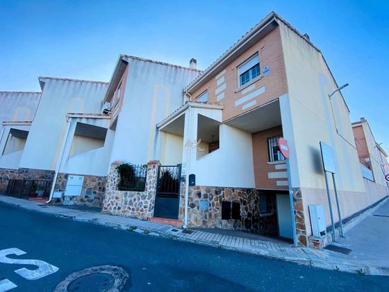 Foto 1 de Casa adossada en venda a Olías del Rey de 3 habitacions amb garatge i jardí