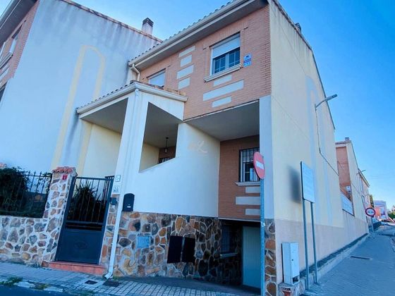Foto 2 de Casa adossada en venda a Olías del Rey de 3 habitacions amb garatge i jardí
