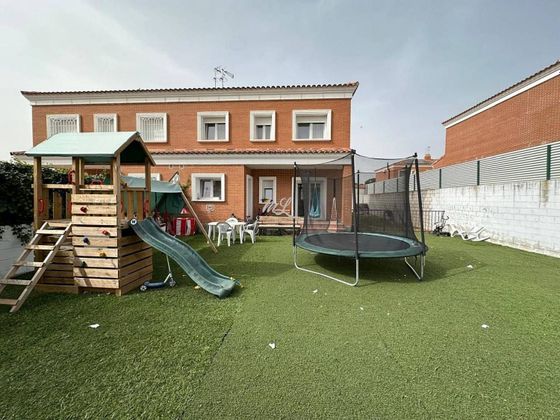 Foto 2 de Venta de casa en calle Picasso de 4 habitaciones con terraza y jardín