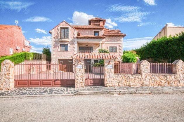 Foto 1 de Xalet en venda a Campo Real de 5 habitacions amb terrassa i piscina