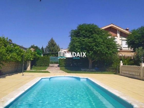 Foto 1 de Xalet en venda a Casar de Cáceres de 4 habitacions amb terrassa i piscina