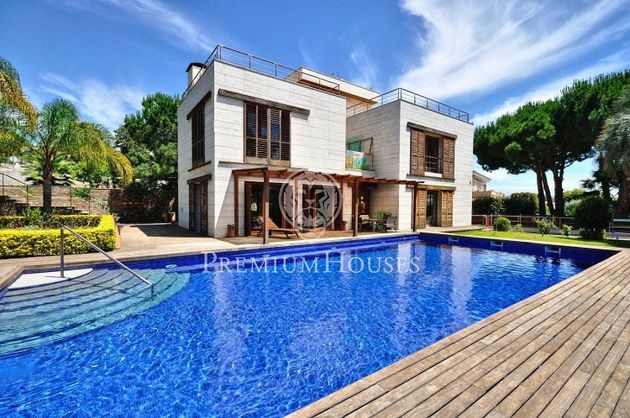 Foto 1 de Casa en venda a Alella de 4 habitacions amb piscina i garatge