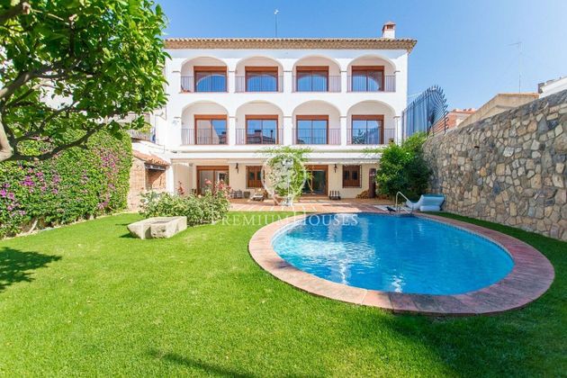 Foto 1 de Casa en venda a Centre - Pineda de Mar de 12 habitacions amb terrassa i piscina