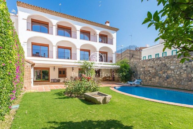 Foto 2 de Casa en venda a Centre - Pineda de Mar de 12 habitacions amb terrassa i piscina