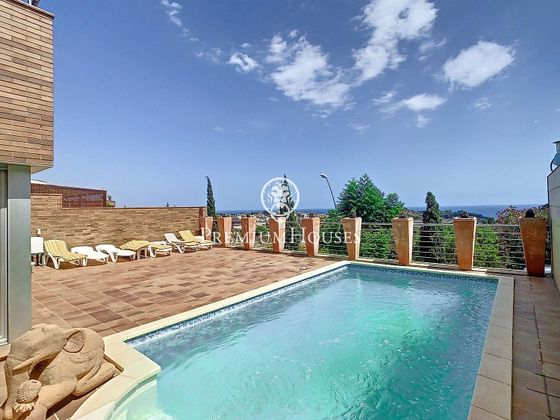 Foto 1 de Venta de casa adosada en Tiana de 4 habitaciones con terraza y piscina