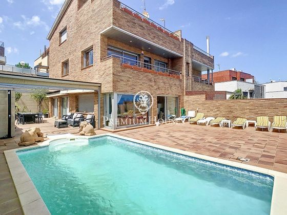 Foto 2 de Casa adossada en venda a Tiana de 4 habitacions amb terrassa i piscina