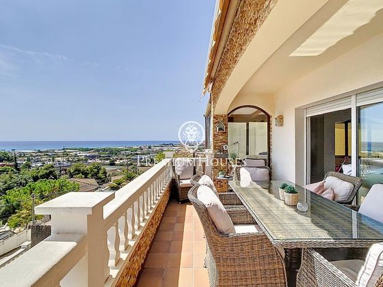 Foto 1 de Chalet en venta en Santa Susanna de 4 habitaciones con terraza y piscina