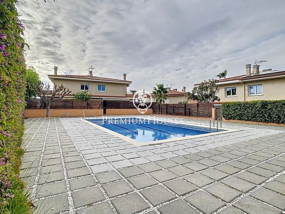 Foto 1 de Casa adosada en venta en Sant Pol de Mar de 4 habitaciones con terraza y piscina
