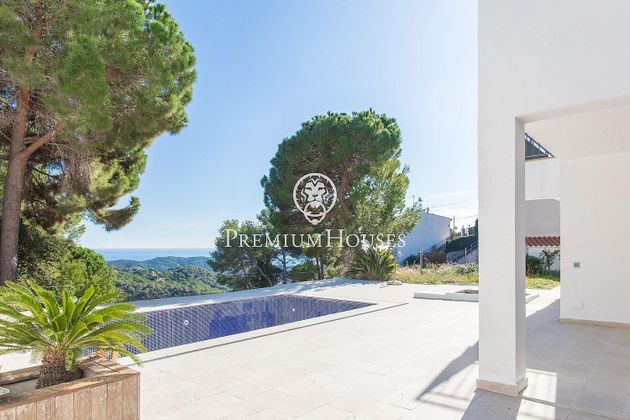 Foto 2 de Casa en venda a Sant Cebrià de Vallalta de 5 habitacions amb piscina i jardí