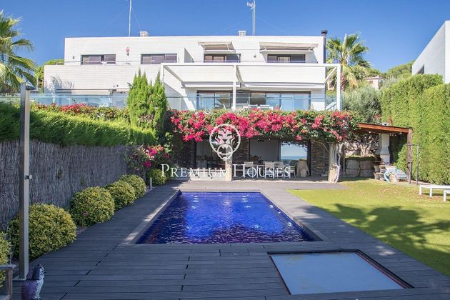 Foto 1 de Casa adossada en venda a El Palau - Escorxador de 4 habitacions amb terrassa i piscina