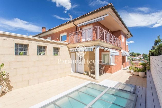 Foto 1 de Casa adossada en venda a Tiana de 5 habitacions amb terrassa i piscina