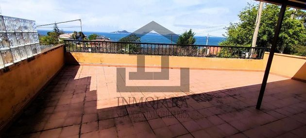 Foto 2 de Chalet en venta en Coruxo - Oia - Saiáns de 3 habitaciones con terraza y piscina