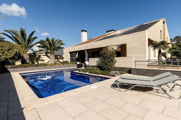 Foto 1 de Chalet en venta en Vistahermosa de 4 habitaciones con terraza y piscina