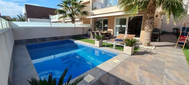 Foto 1 de Xalet en venda a calle Alberto Durero de 3 habitacions amb terrassa i piscina