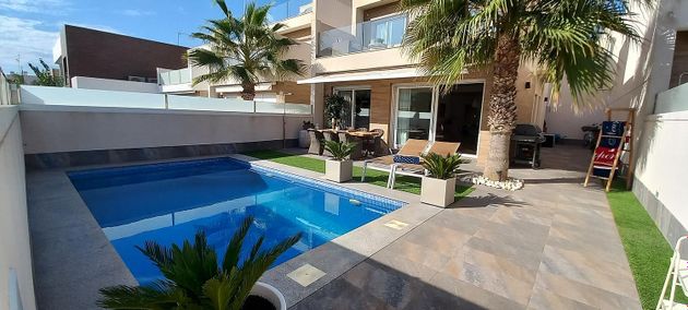 Foto 2 de Venta de chalet en calle Alberto Durero de 3 habitaciones con terraza y piscina