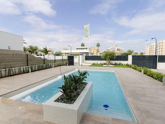 Foto 2 de Xalet en venda a avenida Julietta Orbaiceta de 4 habitacions amb terrassa i piscina