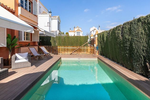 Foto 1 de Chalet en venta en calle Mirador de la Reina de 5 habitaciones con terraza y piscina