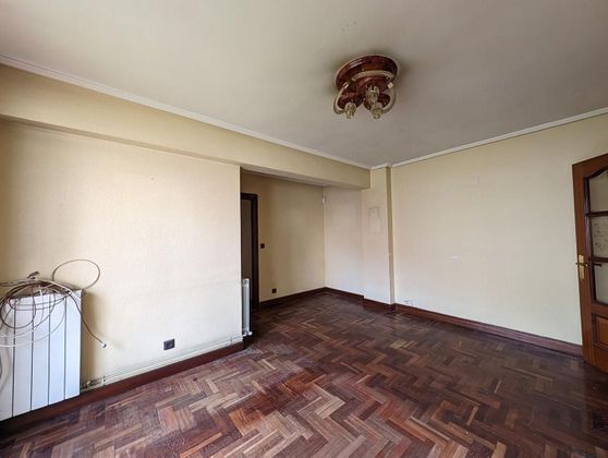 Foto 1 de Venta de piso en Bagatza - San Vicente de 3 habitaciones con terraza y calefacción