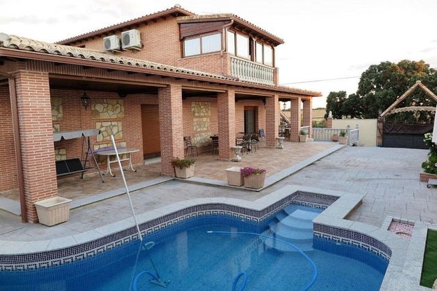Foto 1 de Venta de casa en Casarrubios del Monte pueblo de 5 habitaciones con terraza y piscina