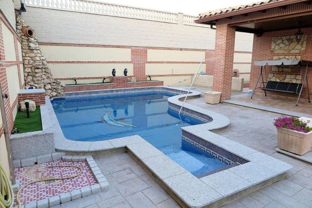 Foto 2 de Venta de casa en Casarrubios del Monte pueblo de 5 habitaciones con terraza y piscina