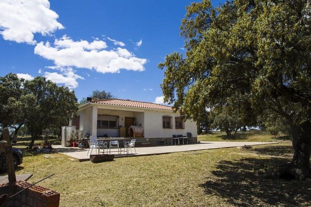 Foto 1 de Casa rural en venda a El Pinar - La Dehesa - Resto de Navalcarnero de 4 habitacions amb piscina i jardí