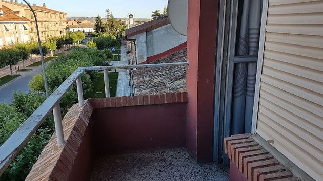 Foto 1 de Venta de piso en Dueñas de 3 habitaciones con terraza y calefacción