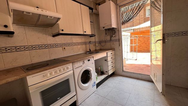 Foto 2 de Casa adossada en venda a Campo de la Juventud de 4 habitacions amb garatge i jardí