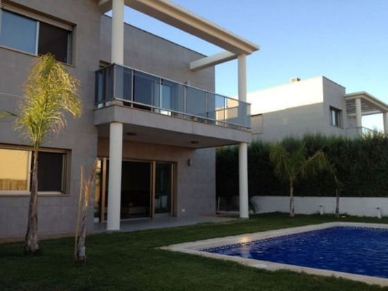 Foto 1 de Venta de chalet en Centro - Chiva de 3 habitaciones con terraza y piscina