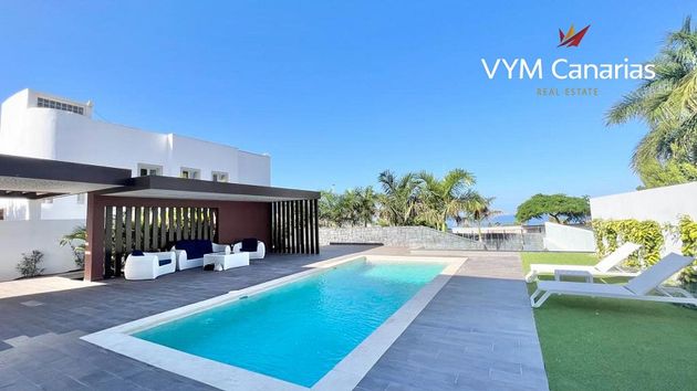 Foto 2 de Venta de chalet en Costa Adeje de 5 habitaciones con terraza y piscina