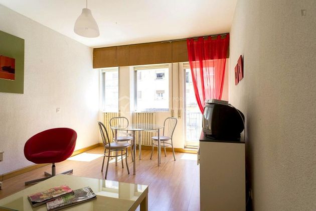 Foto 2 de Alquiler de piso en Centro - Salamanca de 3 habitaciones con muebles y balcón