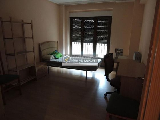 Foto 2 de Pis en lloguer a Carmelitas - San Marcos - Campillo de 4 habitacions amb terrassa i mobles
