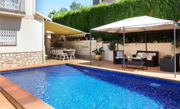 Foto 2 de Chalet en venta en Riells i Viabrea de 5 habitaciones con terraza y piscina