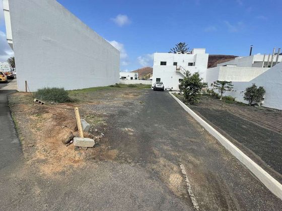 Foto 2 de Venta de terreno en Tinajo de 447 m²
