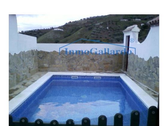 Foto 1 de Casa en venta en Cútar de 3 habitaciones con terraza y piscina