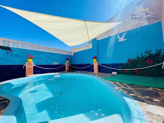 Foto 1 de Alquiler de chalet en avenida Costa del Sol de 3 habitaciones con terraza y piscina