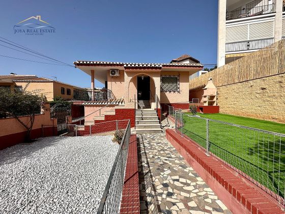 Foto 2 de Alquiler de chalet en avenida Costa del Sol de 3 habitaciones con terraza y piscina