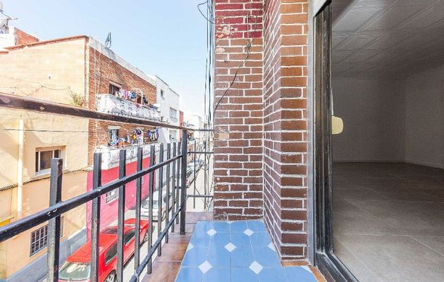Foto 2 de Piso en venta en Artigas - Llefià de 2 habitaciones con balcón