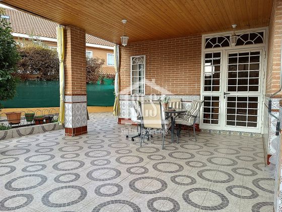 Foto 2 de Casa adossada en venda a Torrejón de Velasco de 5 habitacions amb terrassa i piscina