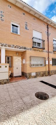 Foto 1 de Casa adosada en alquiler en Álamo (El) de 5 habitaciones con garaje y balcón