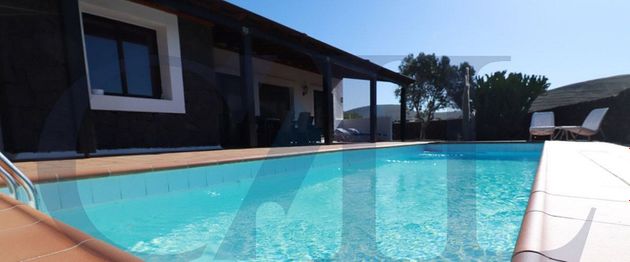 Foto 1 de Xalet en venda a Yaiza pueblo de 3 habitacions amb terrassa i piscina
