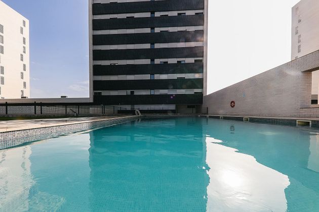Foto 2 de Venta de piso en Parc Empresarial de 2 habitaciones con terraza y piscina
