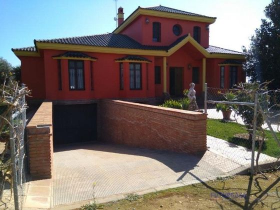 Foto 2 de Casa en venda a Mairena del Alcor de 6 habitacions amb terrassa i piscina