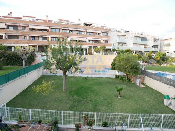 Foto 1 de Venta de dúplex en El Castell de Cubelles de 3 habitaciones con terraza y piscina