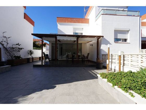 Foto 1 de Casa en venda a Marítim de 4 habitacions amb garatge i jardí