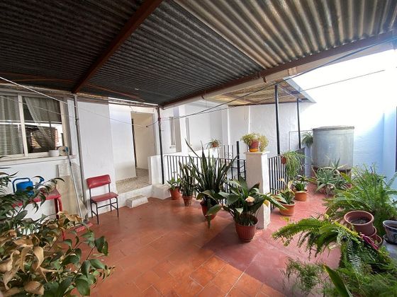 Foto 1 de Casa adossada en venda a Polígonos - Recinto Ferial Cortijo de Torres de 7 habitacions amb terrassa i balcó