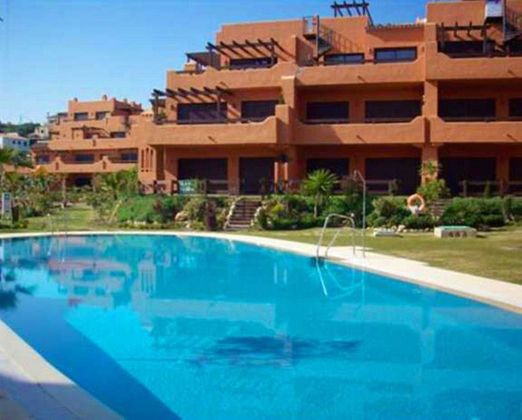 Foto 1 de Pis en venda a Estepona Oeste - Valle Romano - Bahía Dorada de 2 habitacions amb terrassa i piscina