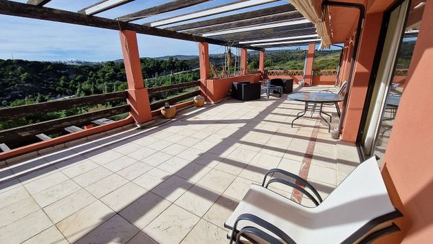 Foto 1 de Àtic en venda a Casares de 3 habitacions amb terrassa i piscina