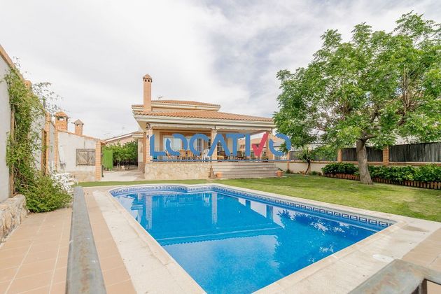 Foto 1 de Venta de chalet en Quijorna de 4 habitaciones con terraza y piscina